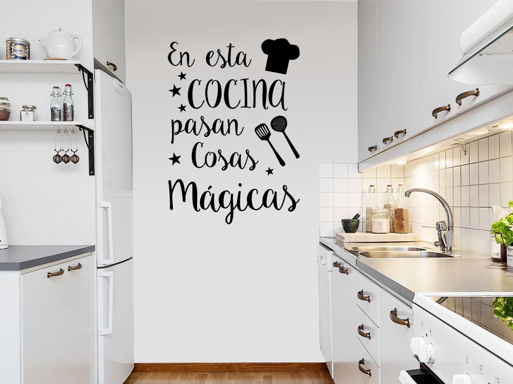 Vinilo decorativo En esta cocina pasan cosas mágicas